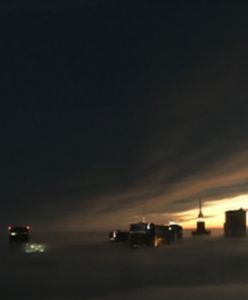 Warszawa spowita we mgle. Niesamowite ujęcie z najwyższego biurowca w stolicy