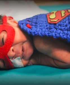 Piękny gest szpitalnego personelu. Pielęgniarki, by dodać rodzicom otuchy, przebrały noworodki z oddziału intensywnej terapii w kostiumy superbohaterów