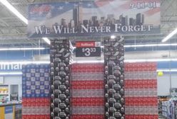 Dwie wieże ustawione z butelek Coca-Coli. Tak sklep obchodzi 15. rocznicę ataku na WTC