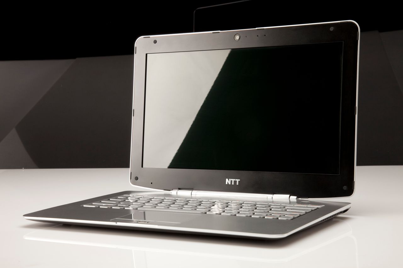 NTT Pearl 333M - ultra cienki i ultra lekki notebook