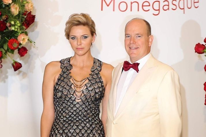 Księżna Charlene i Albert na imprezie. Miała piękną suknię i smutną minę