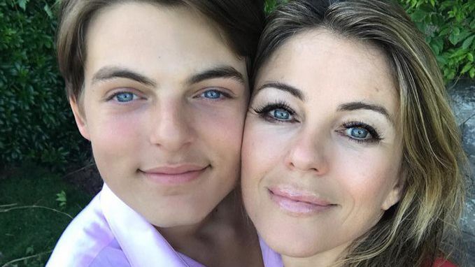 Elizabeth Hurley z synem