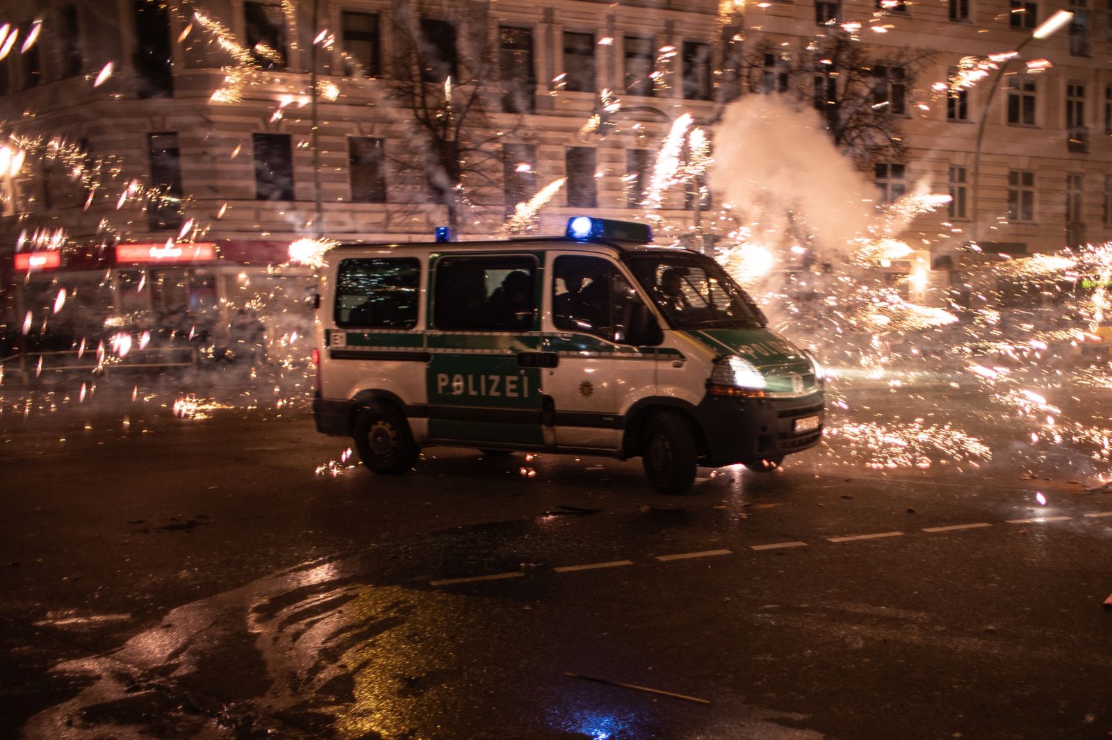 W Berlinie rzucano petardami prosto w samochody i budynki