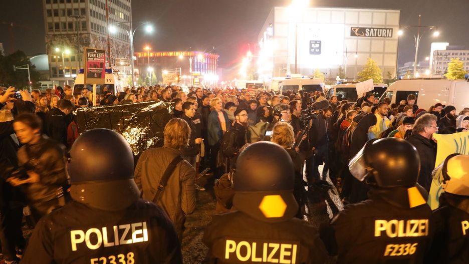 Zgromadzeni protestują przeciwko wejściu do Bundestagu AfD