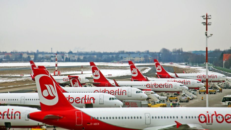 Najprawdopodobniej 93 samoloty należące do Air Berlin trafią do Lufthansy, a 27 – do EasyJet. Wielu z 8 tys. pracowników zostanie zwolnionych.