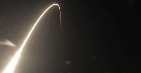 Starlink znów nad polskim niebem. Dziwny "sznur" świateł to dzieło Elona Muska