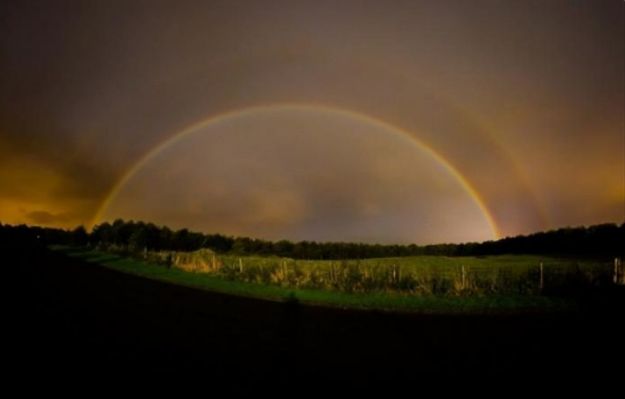 Nocna tęcza uchwycona na zdjęciu. To bardzo rzadkie zjawisko