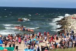 Dwaj bracia i siostra zaginęli przy falochronie w Darłówku. Jednego chłopca odnaleziono, jest nieprzytomny