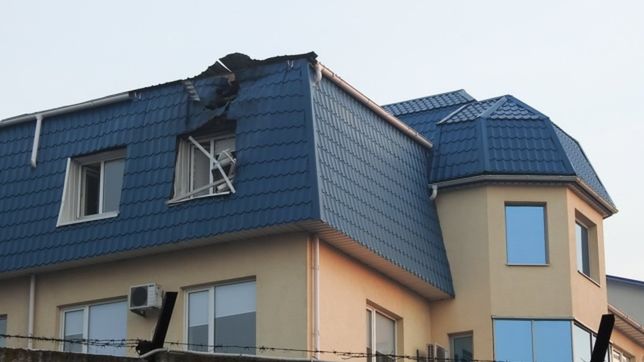 Zniszczony dach ostrzelanego konsulatu RP w Łucku