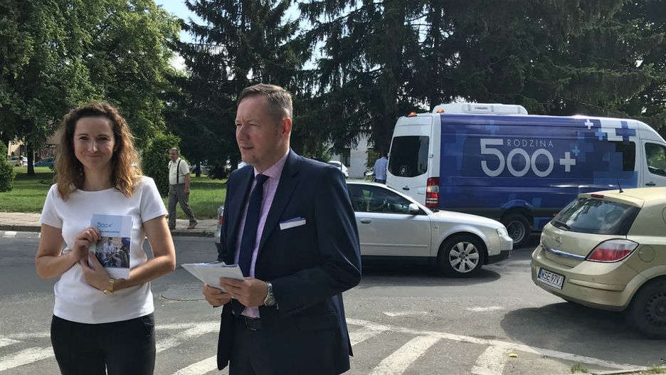 Busy promujące 500+ na każde dziecko ruszyły w trasę. Na fot. Marlena Mazurska i starosta sierpecki na targowisku