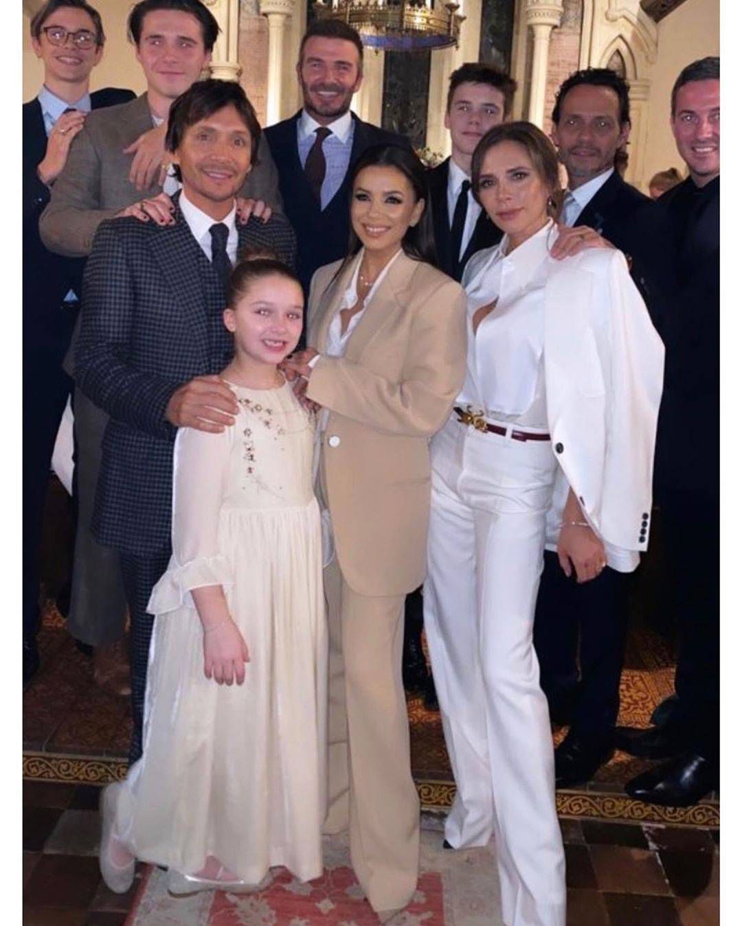 Harper Beckham i Cruz Beckham z rodzicami i chrzestnymi