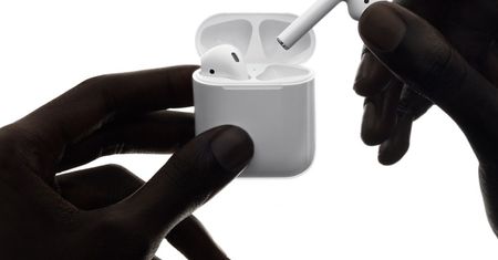 Mężczyzna ćwiczył na siłowni. Słuchawki Apple wybuchły mu w uszach