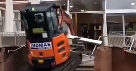 Kierowca koparki staranował wejście do budynku. Nie otrzymał zapłaty za swoją pracę