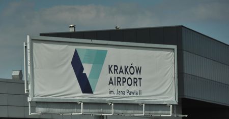 Lotnisko Balice sparaliżowane. "Od czterech godzin czekam na lot"