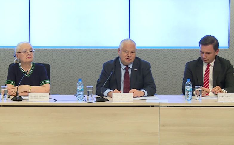 Konferencja po posiedzeniu RPP. Od lewej: Grażyna Ancyparowicz, Adam Glapiński, Łukasz Hardt