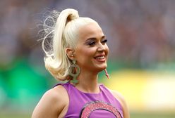Katy Perry w mini. Widać zaokrąglony brzuszek