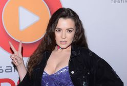 Prężąca się Lanberry w fioletowej mini. Seksowna?