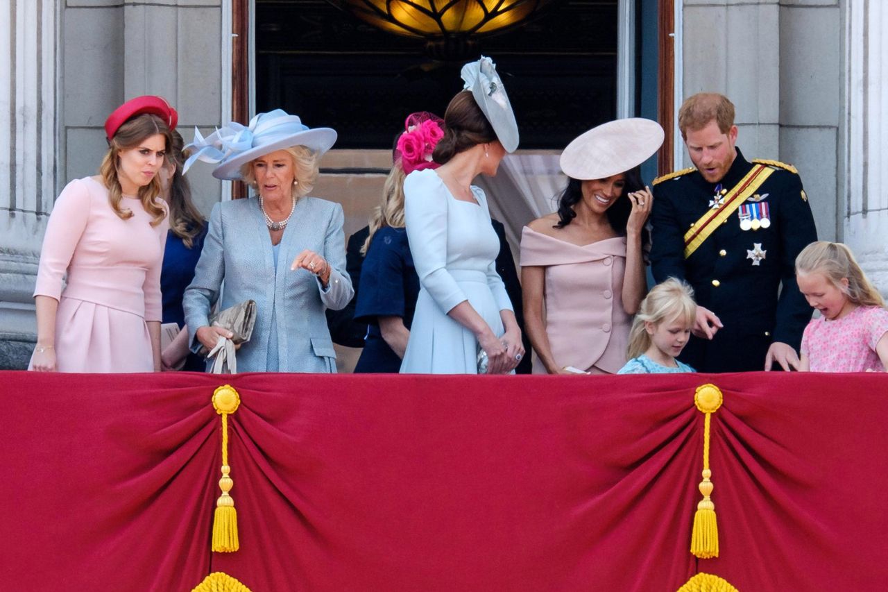 Dlaczego Meghan Markle zawsze stoi za księżną Kate?