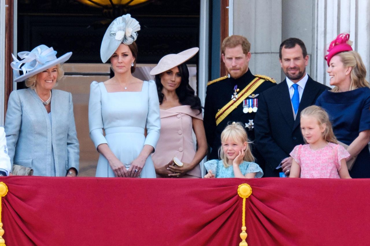 Dlaczego Meghan Markle zawsze stoi za księżną Kate?