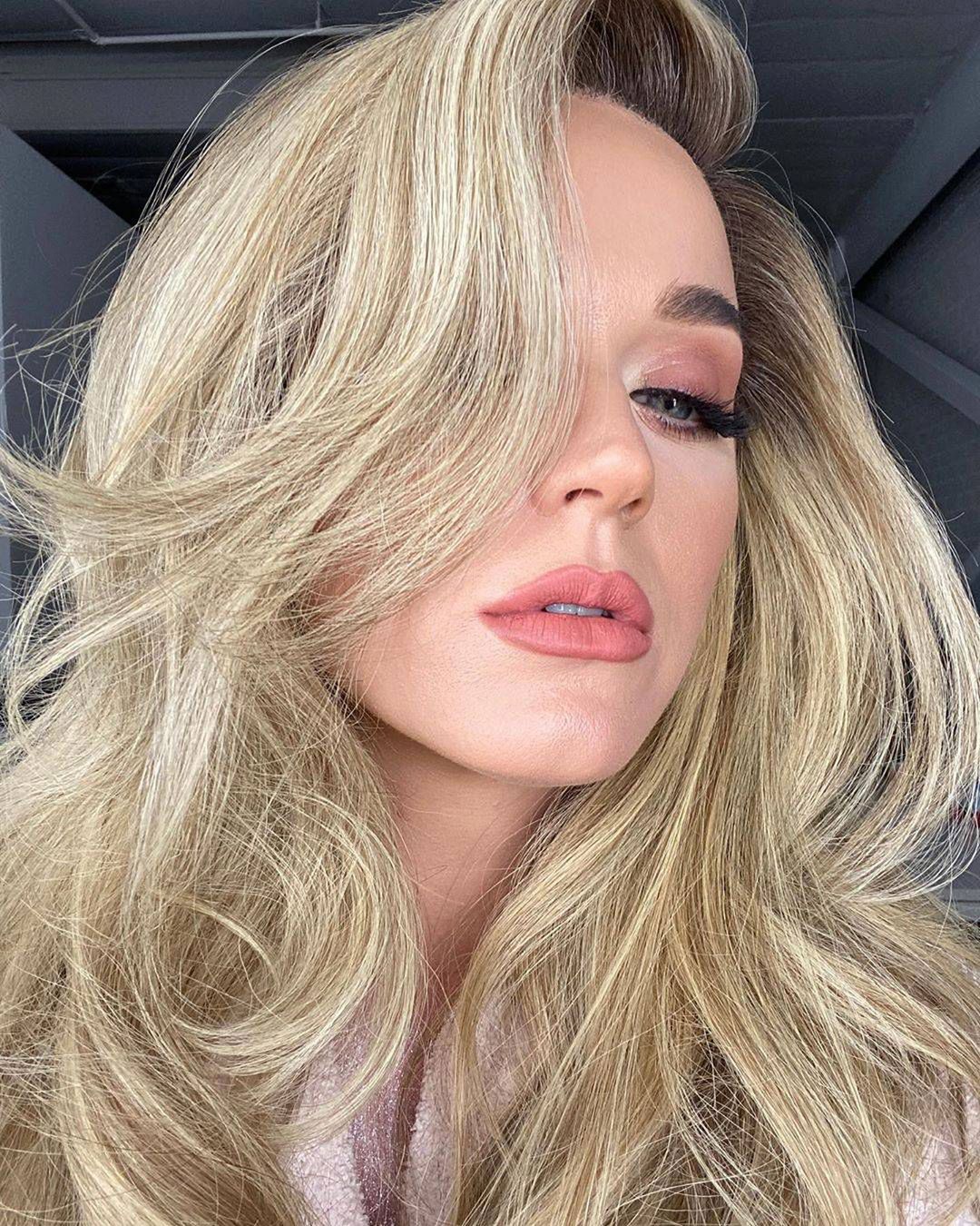 Katy Perry w długich blond włosach