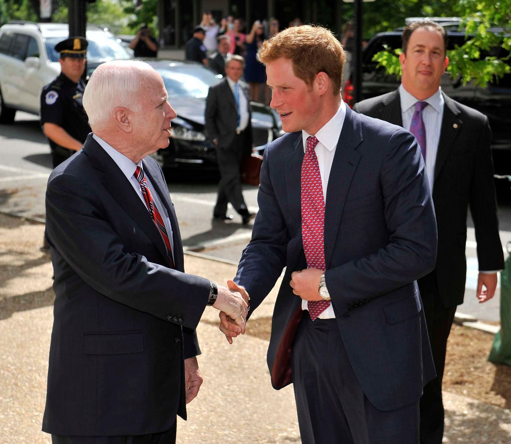 John McCain i książę Harry