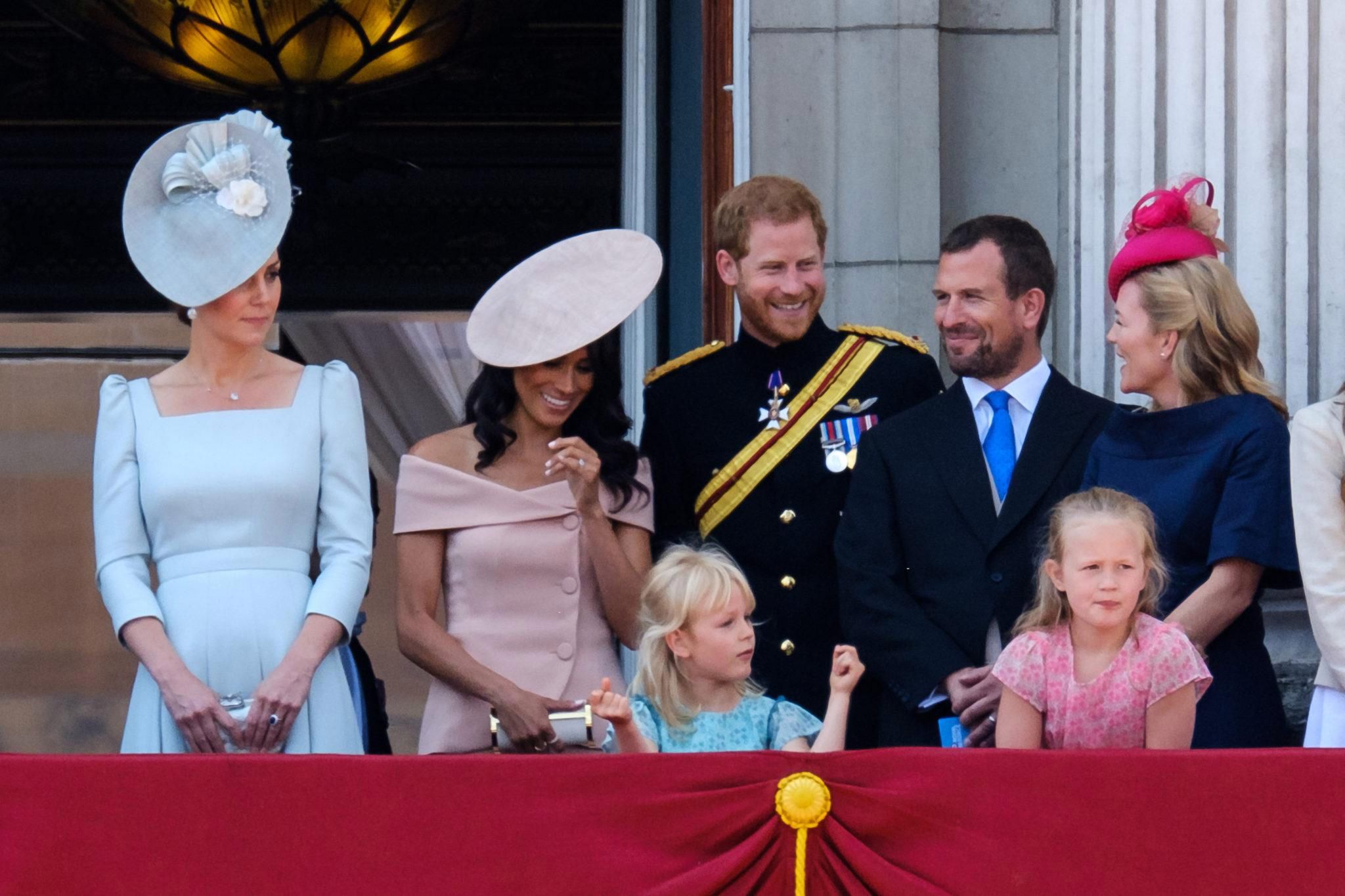 Dlaczego Meghan Markle zawsze stoi za księżną Kate?