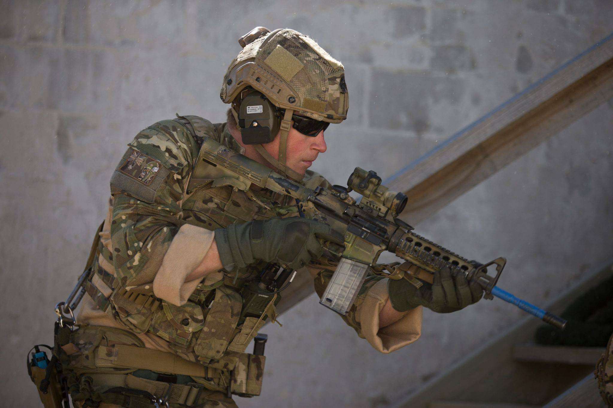 Książę Harry w trakcie ćwiczeń antyterrorystycznych