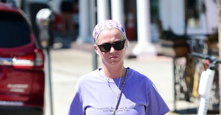 Katy Perry na fioletowo. Doniesienia o ciąży można między bajki włożyć
