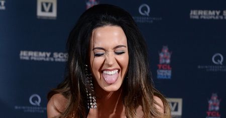 Katy Perry odcisnęła dłonie i pokazała imponujący dekolt!