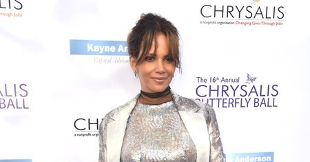 Halle Berry jest w ciąży? Aktorka dumnie pręży zaokrąglony brzuszek