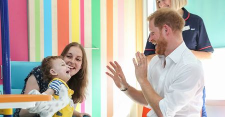 Książę Harry odwiedza szpital, idzie w ślady księżnej Diany