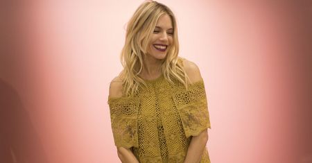 LOOK OF THE DAY: Sienna Miller w złocie Burberry