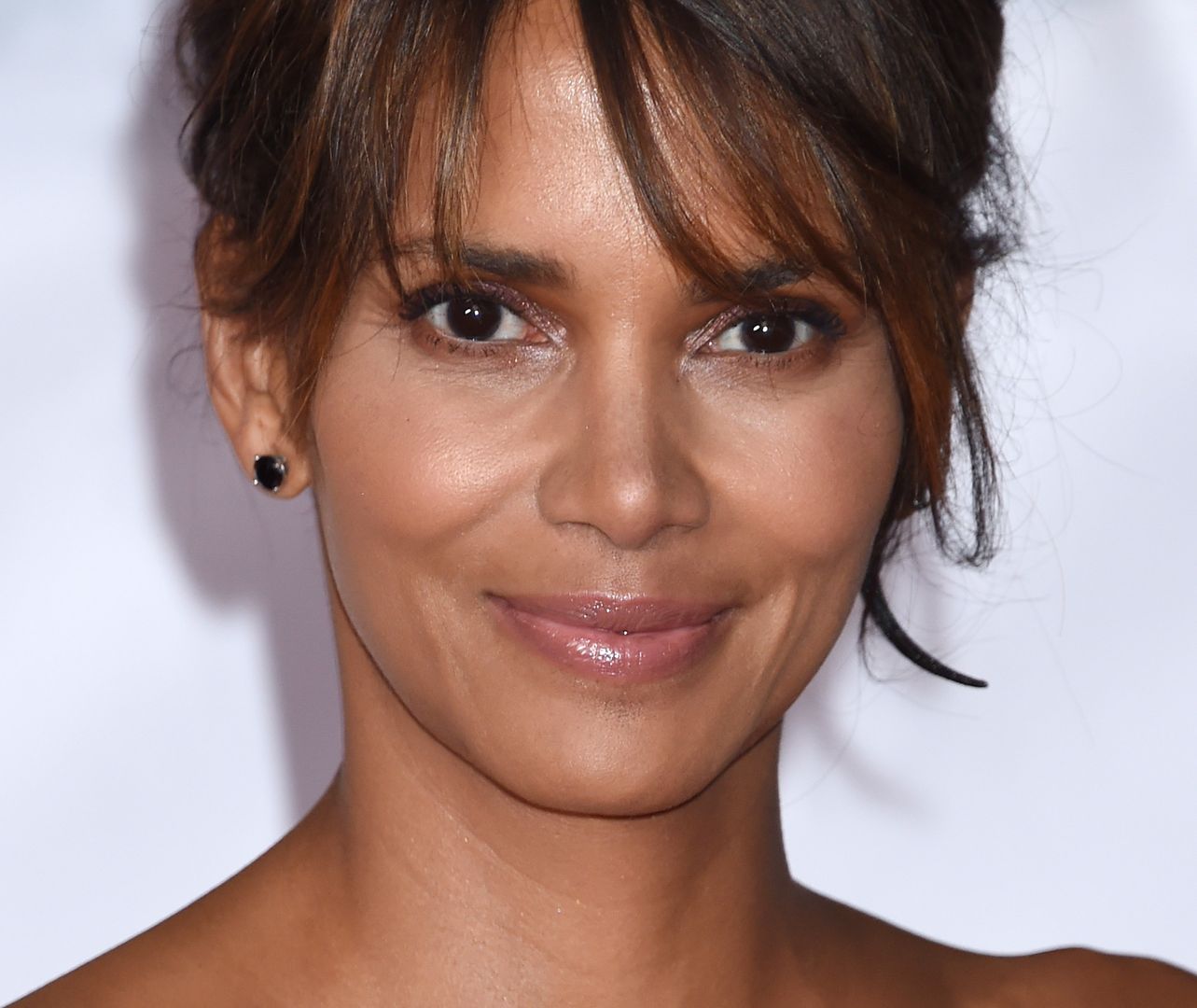 Halle Berry zachwyca figurą. Pozuje na czerwonym dywanie z głębokim dekoltem