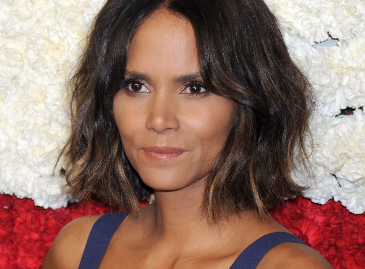 Jedna z najseksowniejszych kobiet świata dostała kosza. Młodszy partner zostawił Halle Berry