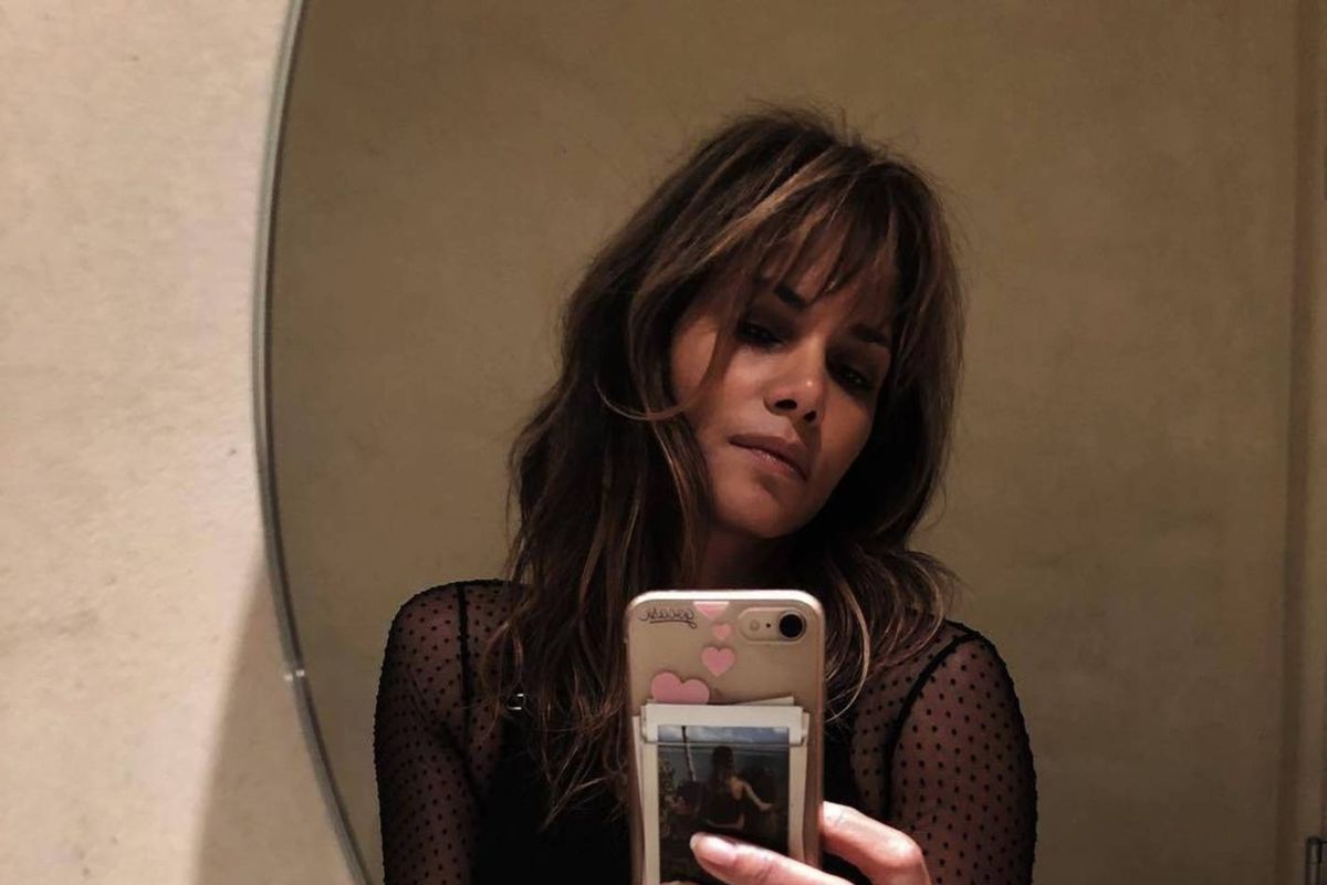 Halle Berry pozuje topless. I chwali się tatuażem na plecach