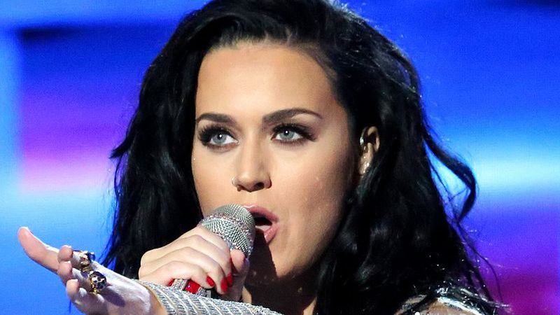 Katy Perry to amerykańska wokalistka i autorka tekstów znana z takich hitów jak "I Kissed a Girl" czy "Dark Horse".