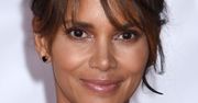 Halle Berry zachwyca figurą. Pozuje na czerwonym dywanie z głębokim dekoltem