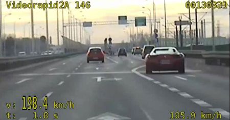 Warszawa. Kierowca ferrari pędził 200 km/h mostem Północnym