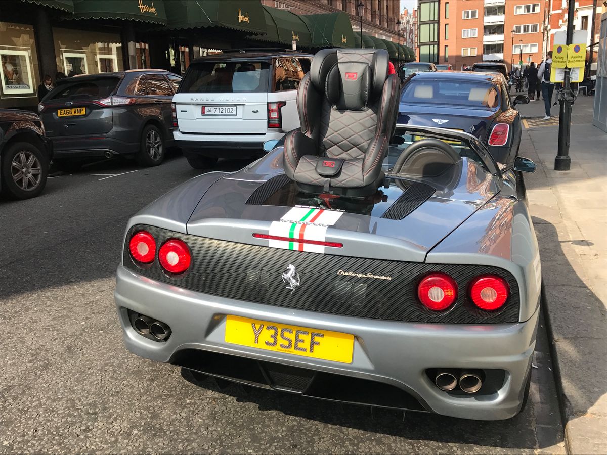 Nietypowe miejsce na fotelik dla dziecka w Ferrari 360 Spider