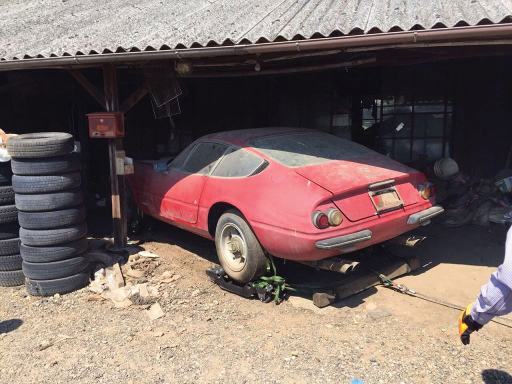 Ferrari stało w szopie przez 37 lat. Jest warte krocie