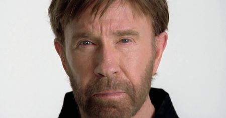 Dawno niewidziany Chuck Norris na bożonarodzeniowym kiermaszu