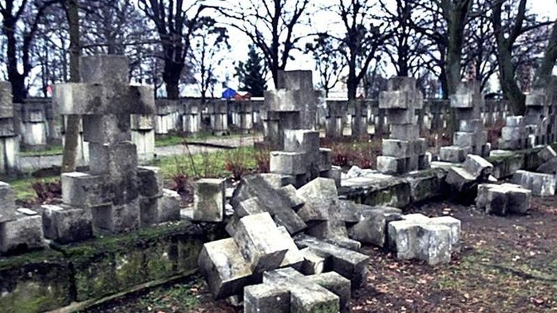 Wandale poprzewracali krzyże tworzące ogrodzenie cmentarza