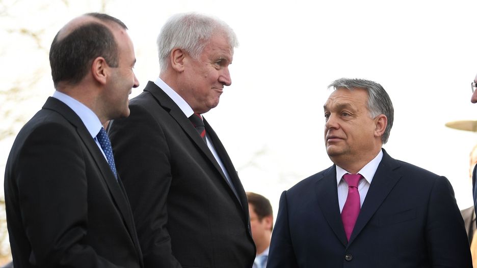 Viktor Orban cieszy się dobrymi relacjami z politykami niemieckiej CSU: Manfredem Weberem (L) i Horstem Seehoferem