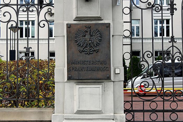 Ministerstwo sprawiedliwości dofinansuje kampanię promującą małżeństwa.