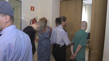 Oskarżeni wprowadzani na salę rozpraw