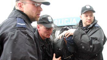 Policjanci prowadzą podejrzanego