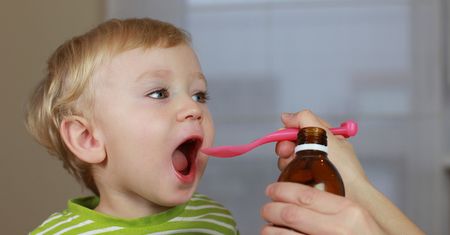 10 sposobów na nakłonienie dziecka do przyjęcia lekarstwa