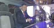 Prezydent za kierownicą elektrycznego Ursusa. Andrzej Duda podziwiał polski prototyp