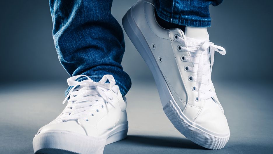 Białe sneakersy są bardzo uniwersalne