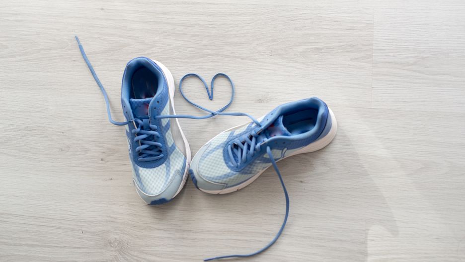 Sportowe buty mogą być świetnym dopełnieniem stylizacji z jeansami